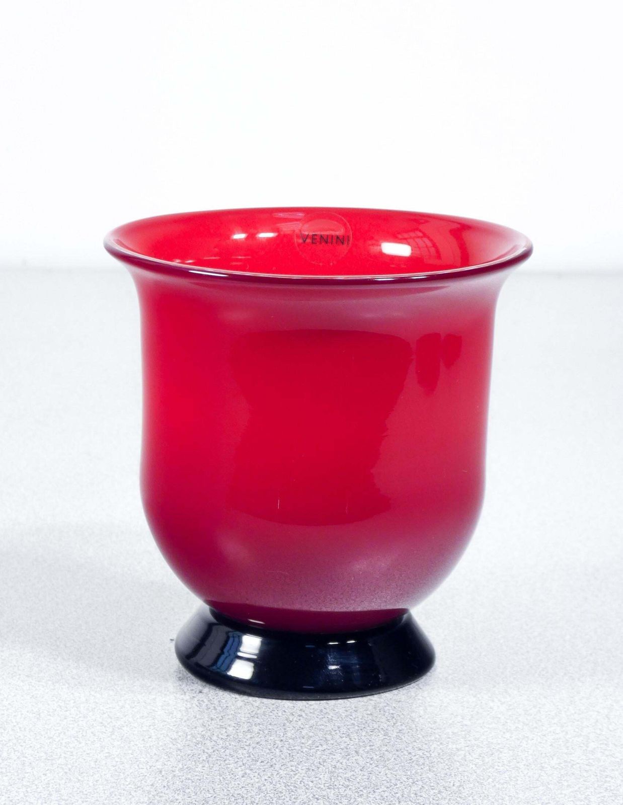 Vaso, Coppa In Vetro Soffiato Opalino Venini, Versione Rossa. Italia, 2005 photo furniture