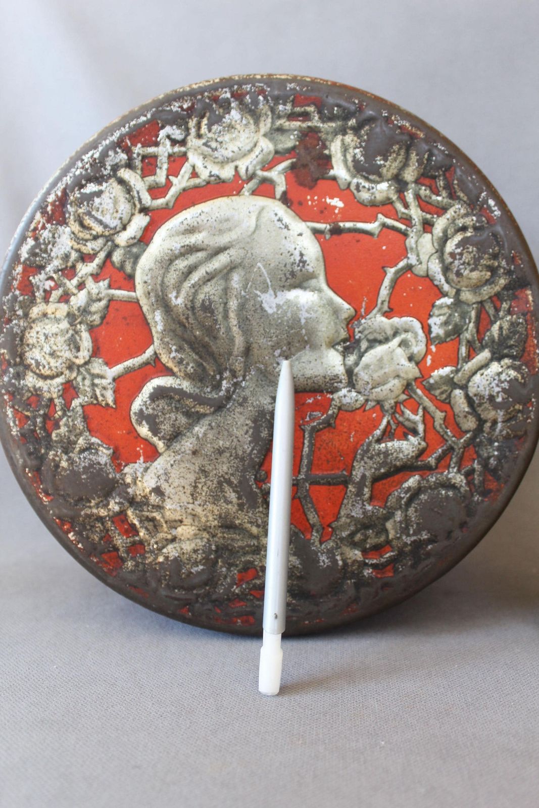 Twee Verzamelbare Blikken Dozen – één Grote Ronde Art Nouveau Antieke Doos Uit België, Vintage Western Germany, Rood, Reliëf photo for sale