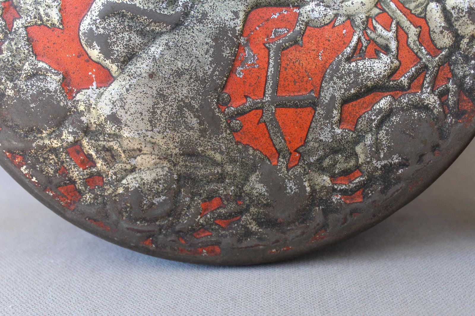 Deux boîtes en métal, l'une très grande, ronde, Art Nouveau, d'époque, Belgique, l'autre vintage, Allemagne de l'Ouest, rouge, gaufrée photo buy