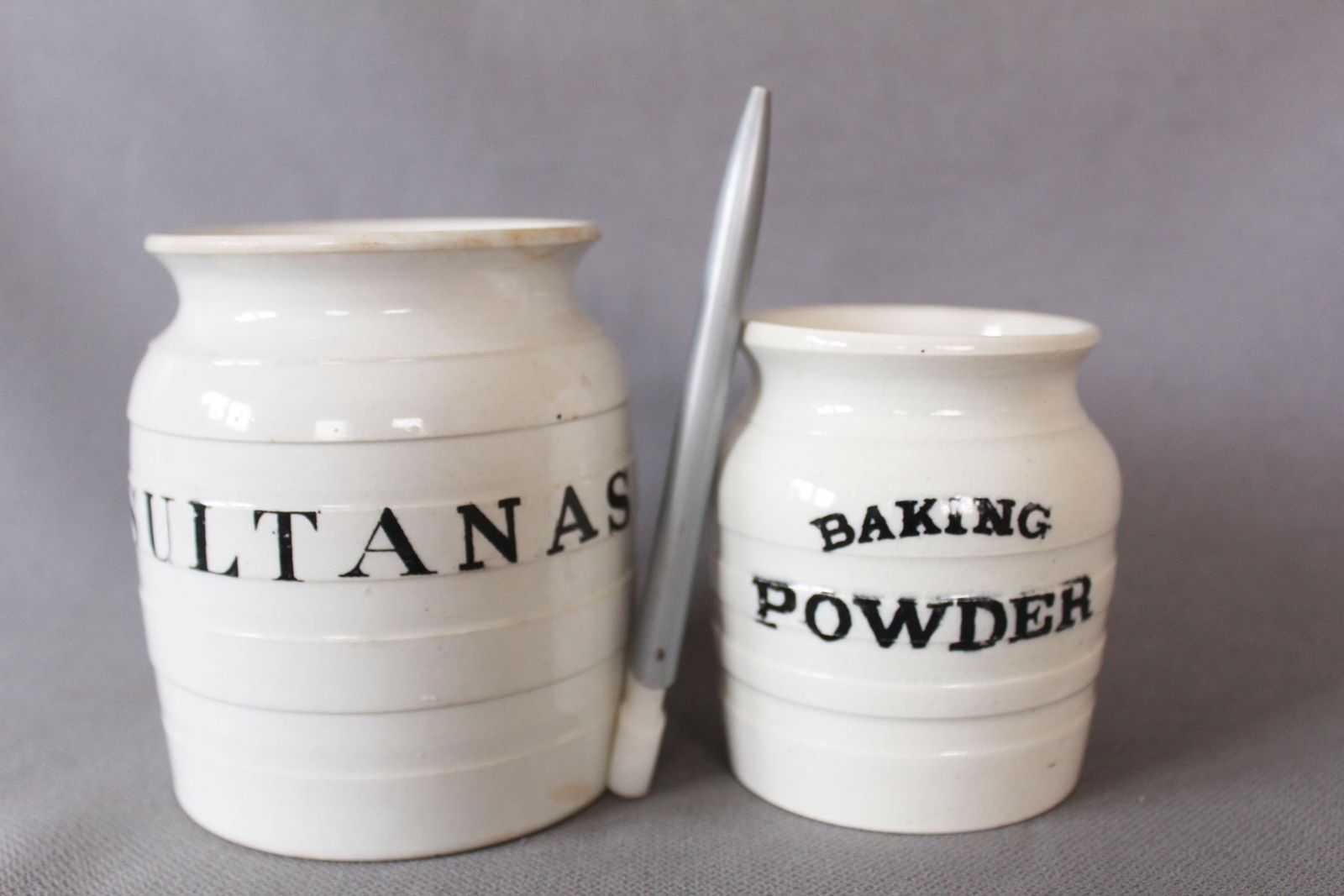 Set van 2 antieke Edwardiaanse gestreepte witte ironstone keramische voorraadpotten, Engeland – Baking Powder, Sultanas – George Jones And Sons, Staffordshire photo Woonaccessoires