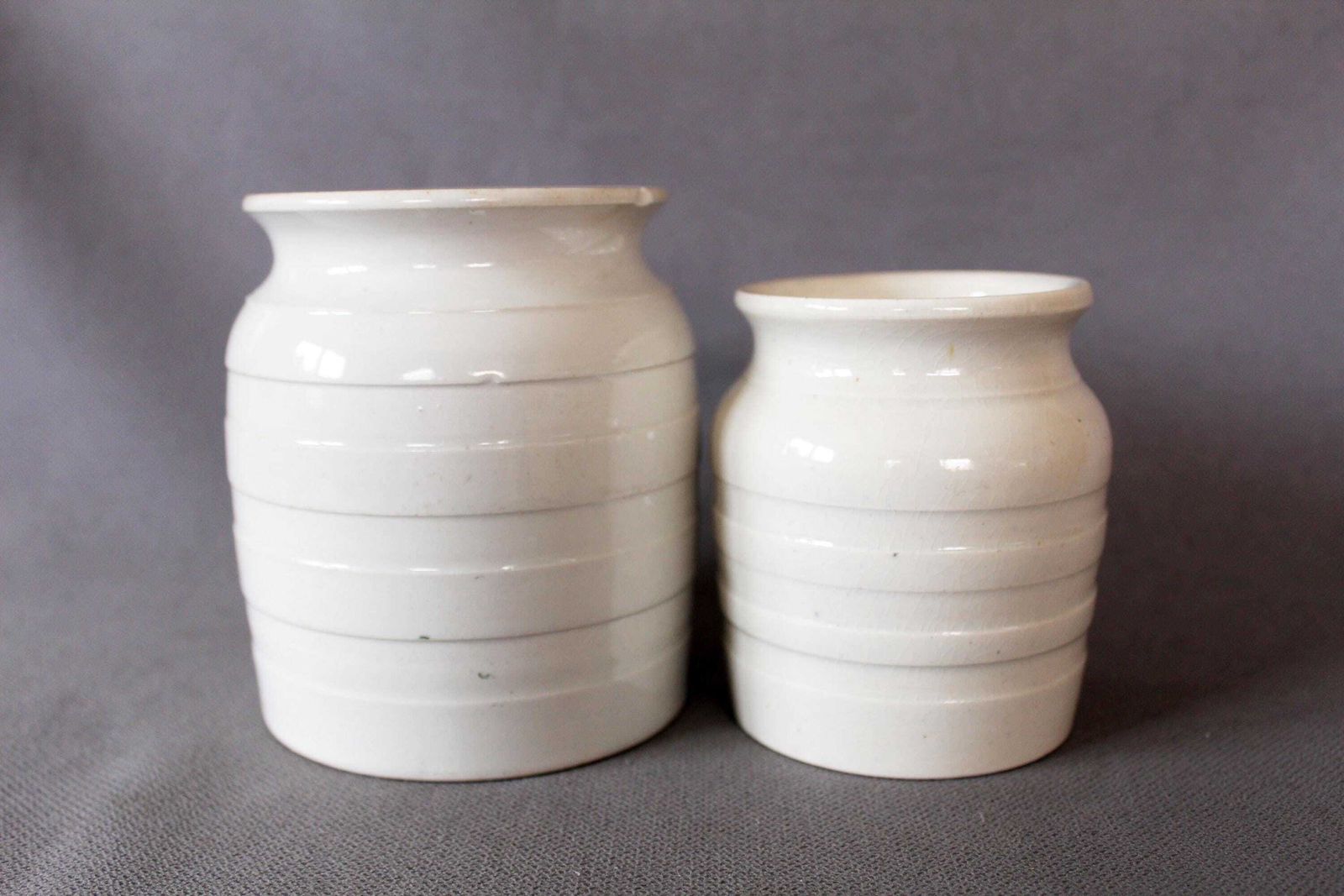 Lot de 2 pots de conservation d'époque édouardiens en ironstone blanc à filets, Baking Powder et Sultanas, George Jones And Sons Staffordshire, Angleterre photo buy