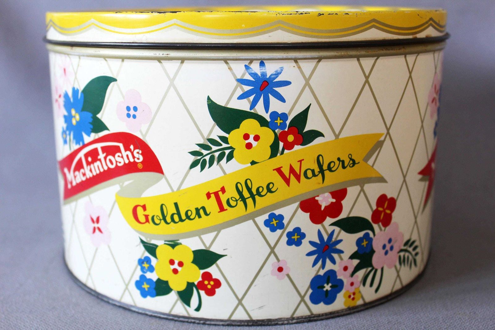 Vintage Jaren 1960 Mcm Grote Mackintosh Golden Toffee Wafers Ronde Blikken Doos, 5 Lb, Retro Mid Century Flower Power, Felgeel, Engeland photo buy