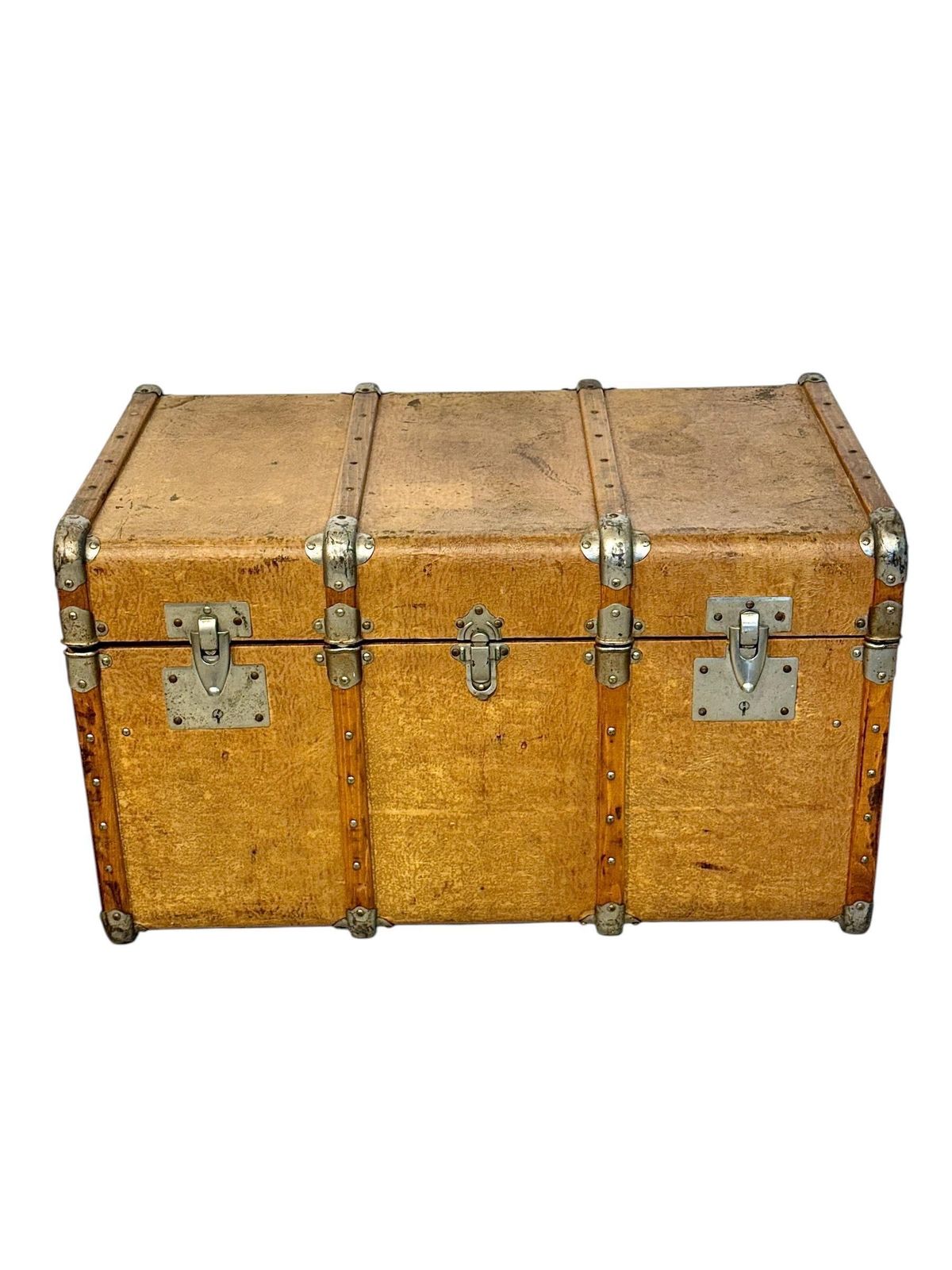 photo vinterior 19th Century Wood And Leather Travel Trunk With Velvet Interior
