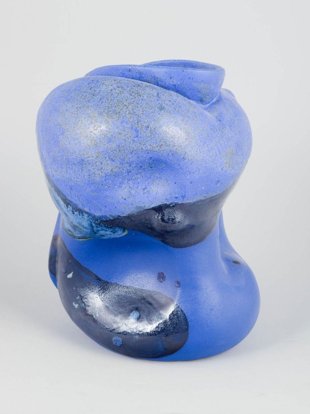 Céramique Christina Muff, artiste danoise contemporaine, en glaçure bleu roi photo furniture