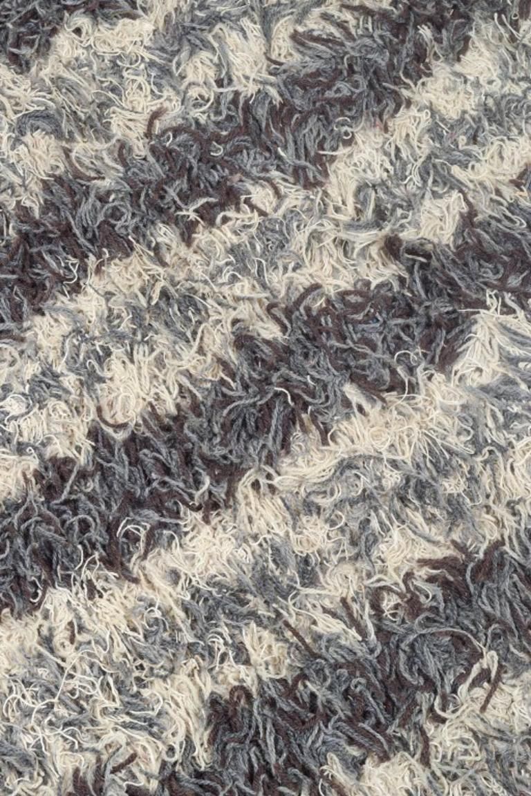 Tapis rya scandinave, motif géométrique en nuances de gris et de crème photo for sale