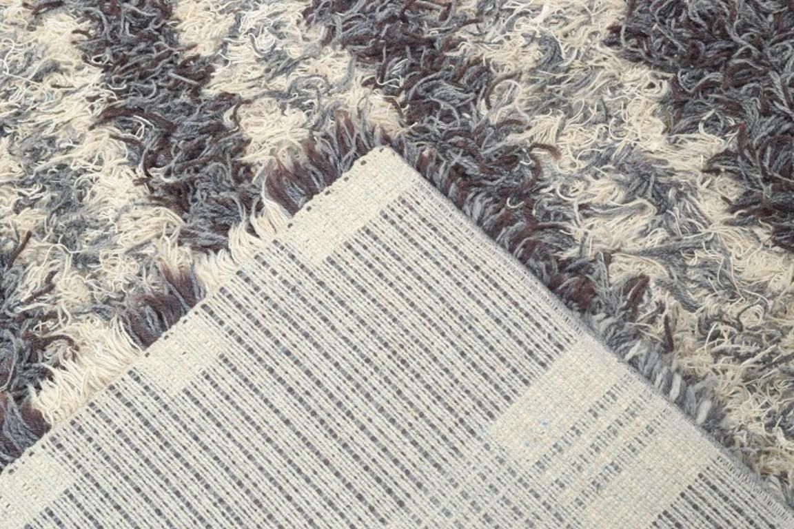 Tapis rya scandinave, motif géométrique en nuances de gris et de crème photo 370.0