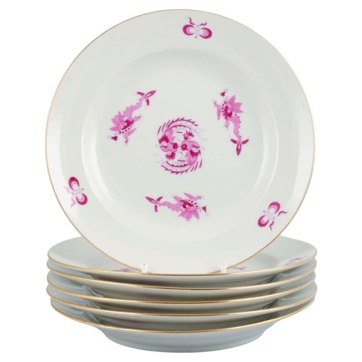 Meissen, Allemagne. Rich Court Dragon. Service de six assiettes en violet, vers 1920