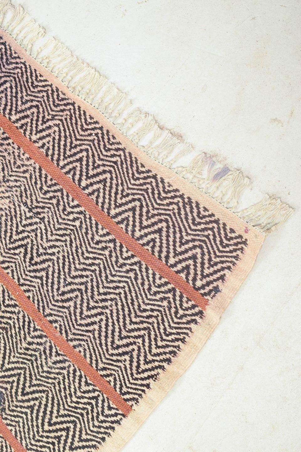 Märta Måås Fjetterström / Barbro Nilsson. Tapis en laine à motif géométrique en zigzag photo furniture