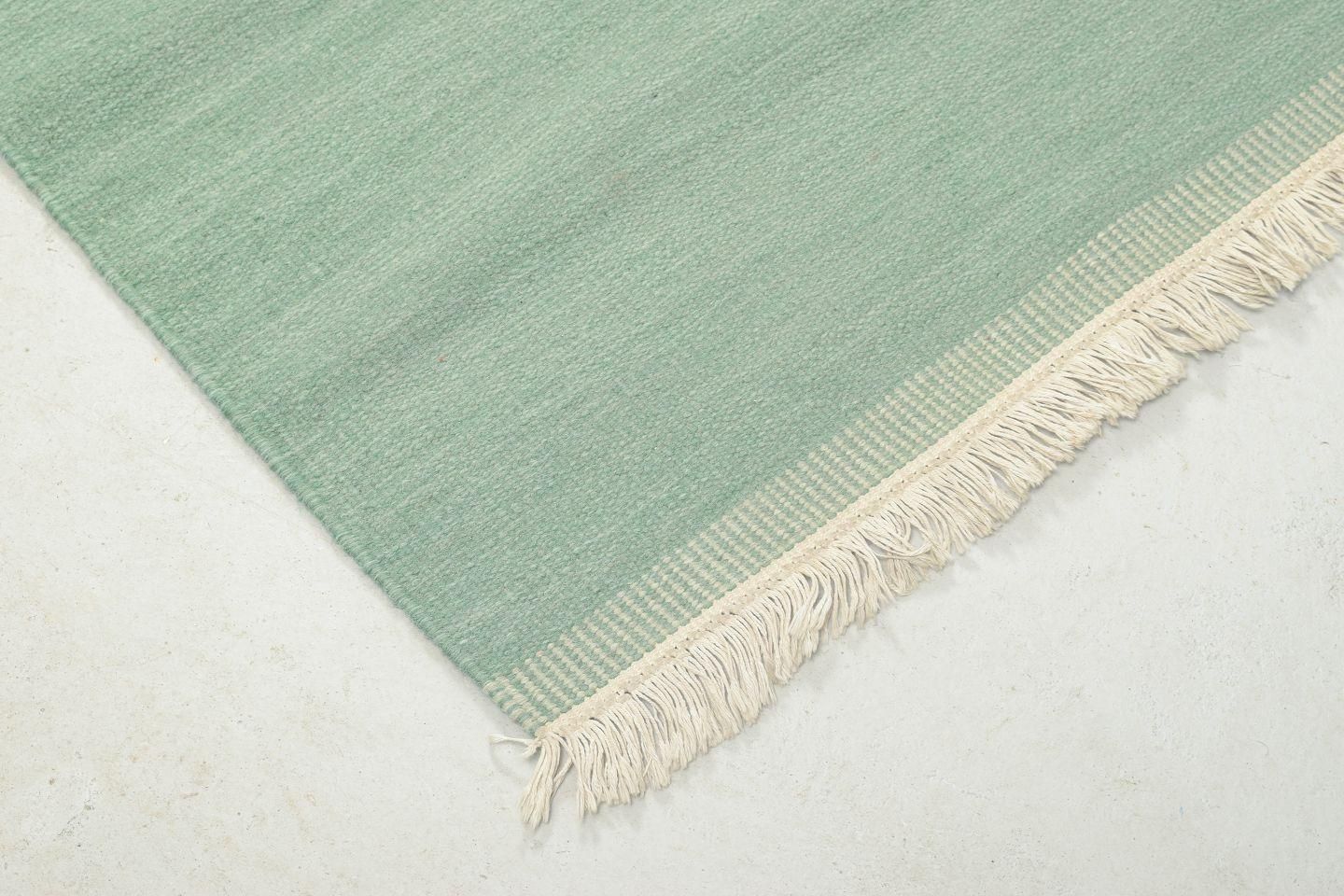 Tapis rölakan en laine vert sourd, par un designer textile suédois photo furniture