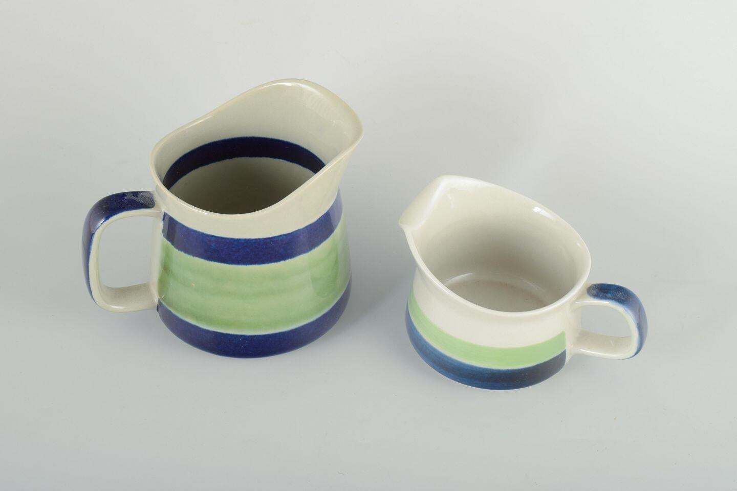 Rörstrand, Zweden "Lotta". Twee kannen in faience met wit, groen en blauw glazuur. photo furniture