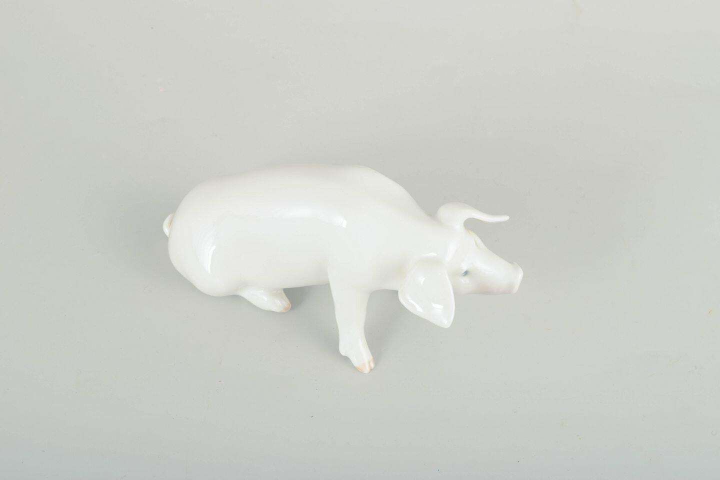 Royal Copenhagen. Figure naturaliste de cochon en porcelaine blanche émaillée. Années 1910. photo furniture