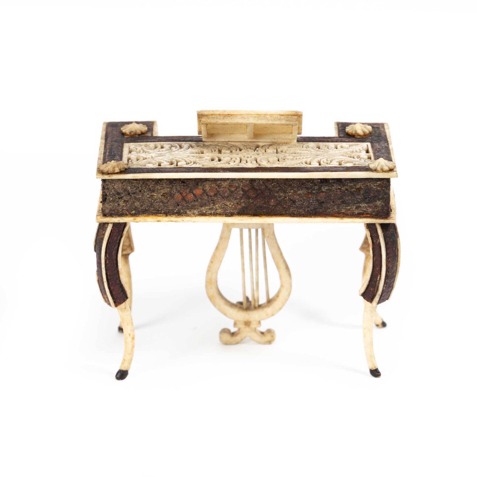 Sculpture d'époque en os, travail de prisonnier de guerre - Piano miniature avec partition photo for sale