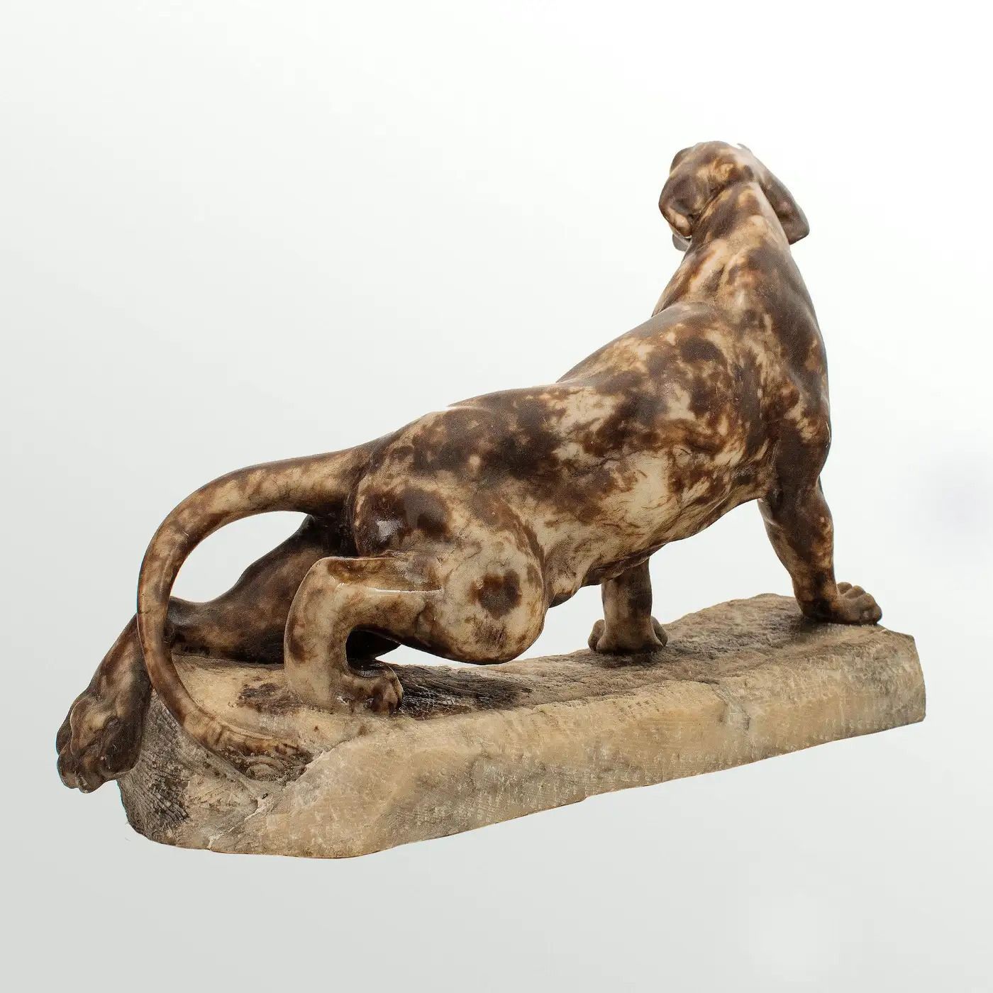 Sculpture Art déco en albâtre représentant un tigre rugissant, début du XXe siècle photo furniture