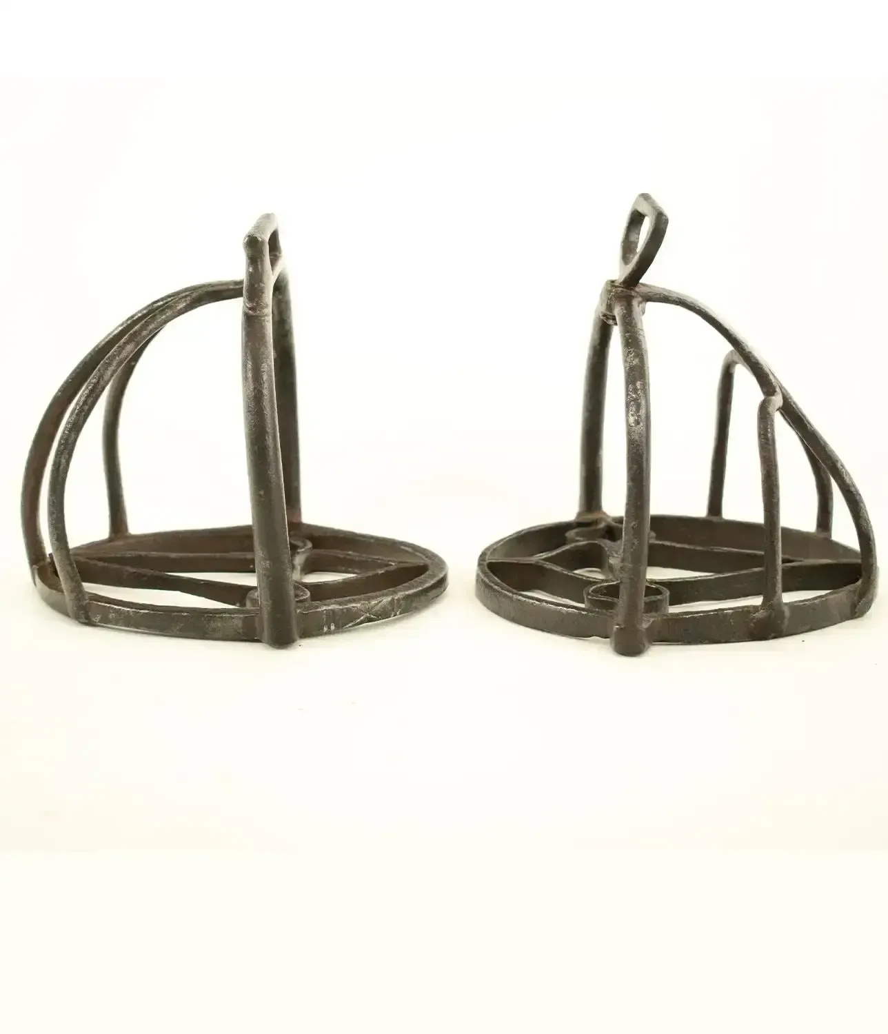 Paire composée d'étriers à cage de cavalerie d'époque, milieu XVIIe/début XVIIIe siècle photo furniture