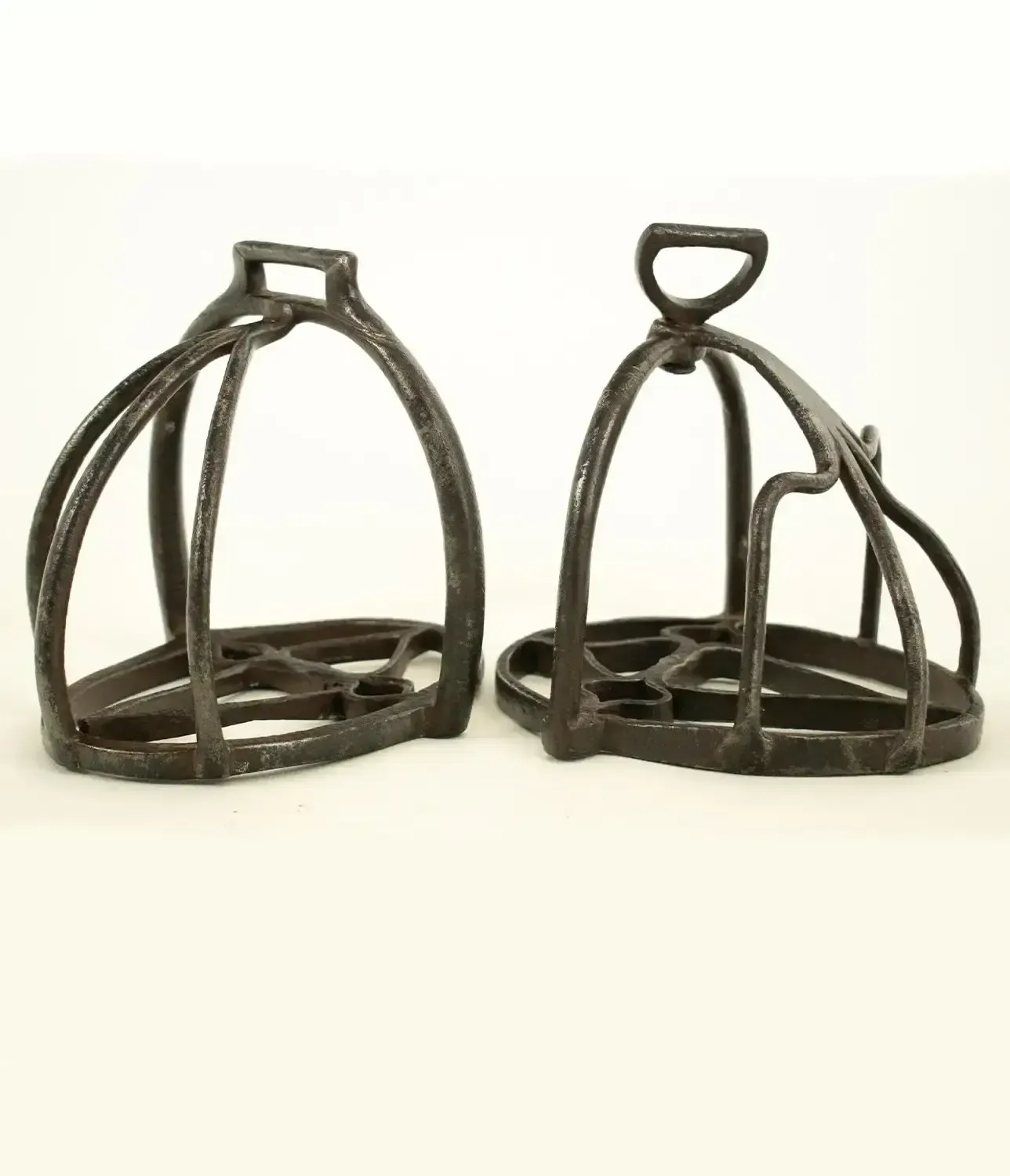 Paire composée d'étriers à cage de cavalerie d'époque, milieu XVIIe/début XVIIIe siècle photo Décoration