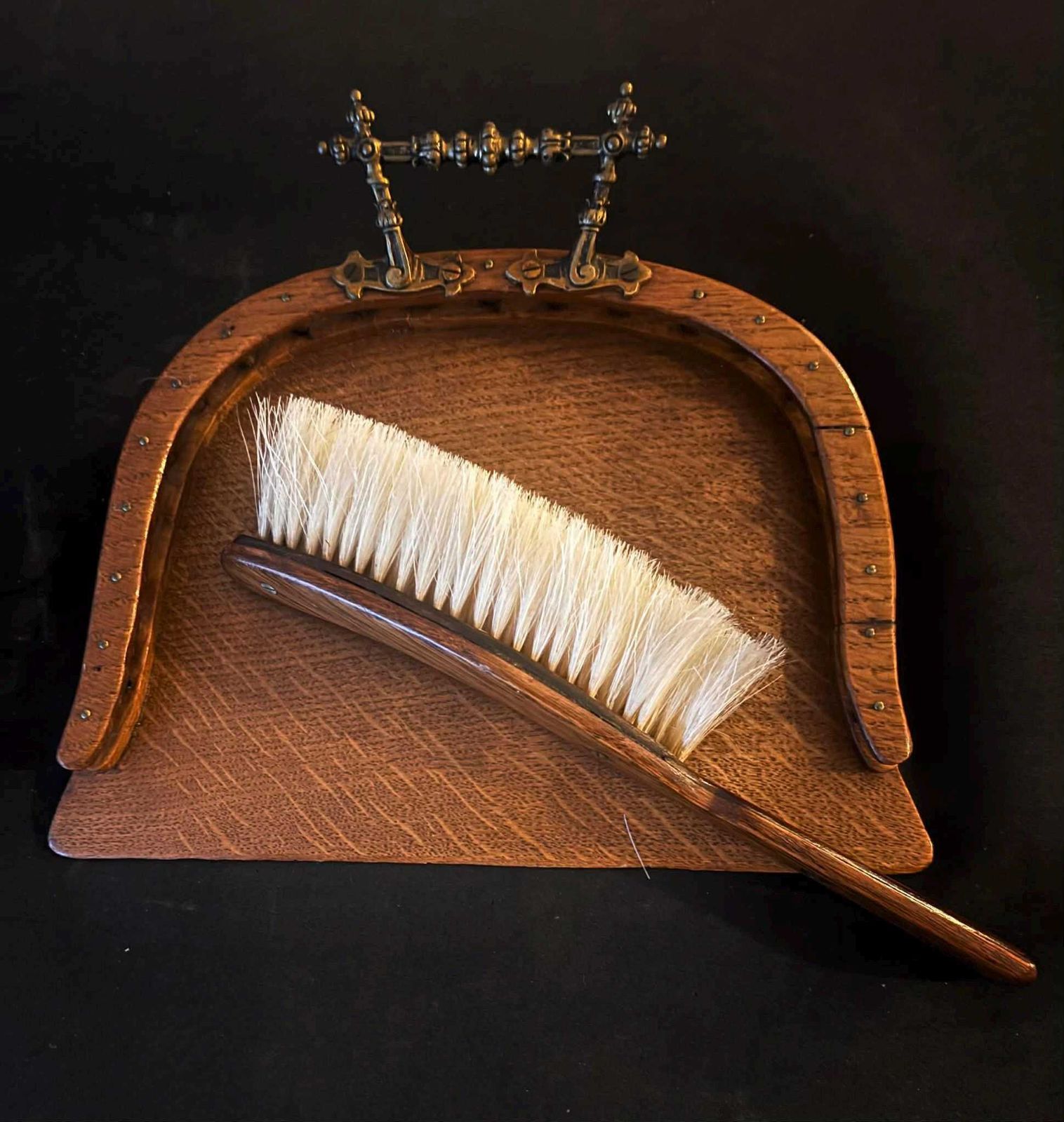 Antiek Engels Kruimelset: Houten Tafelschep En Borstel, Edwardiaans photo vinterior