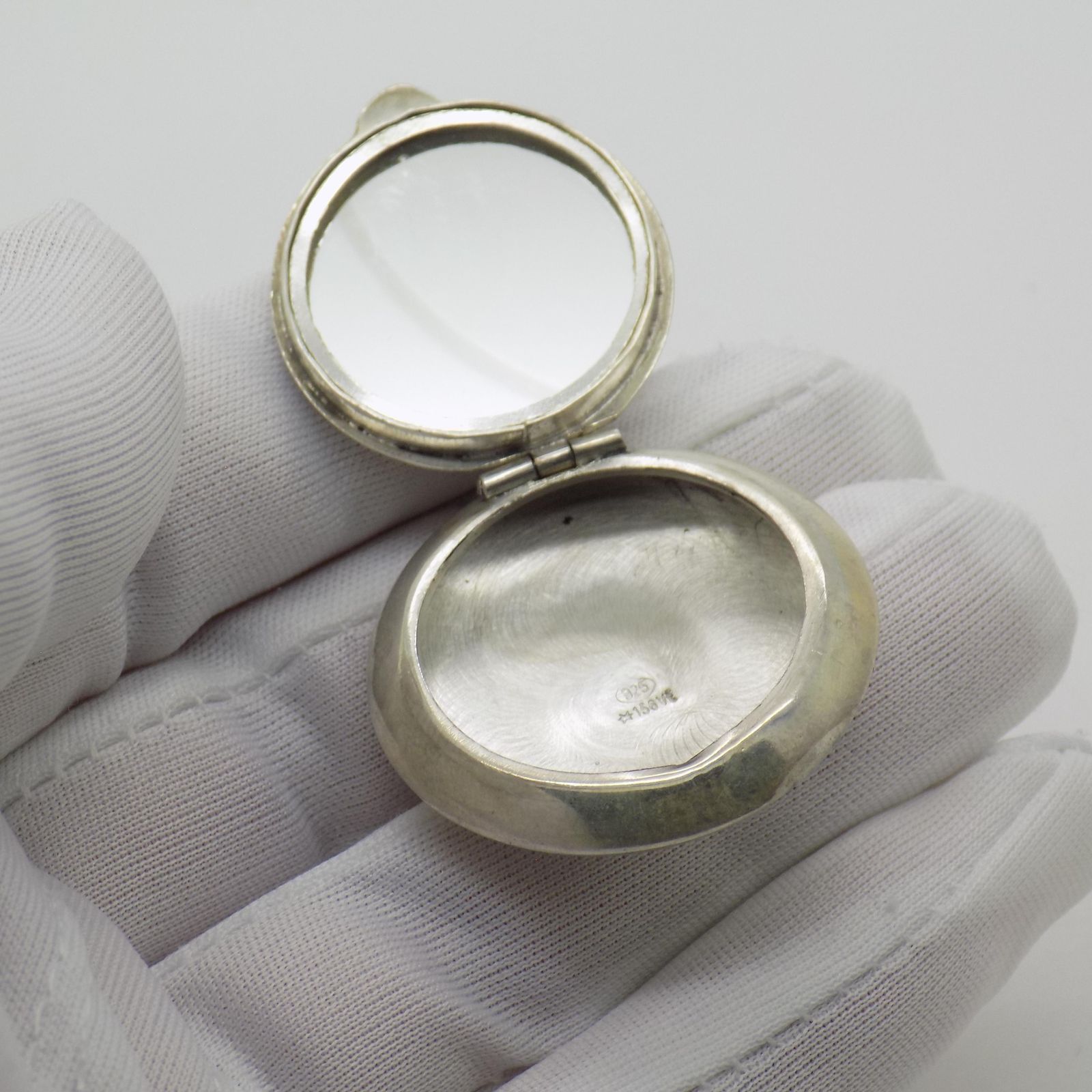 Vintage Italian Handmade Genuine Sterling Silver 925 Pill Snuff Trinket Box, 1970s photo furniture
