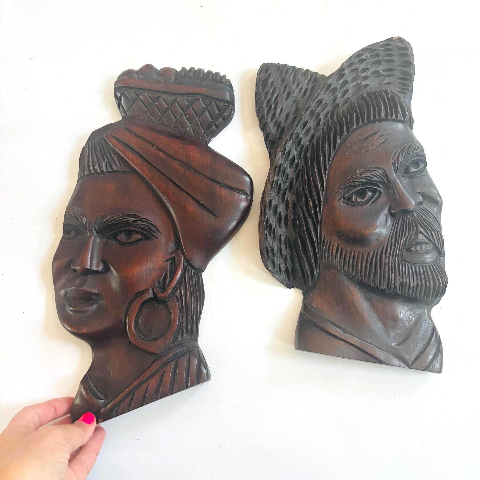Paire de plaques murales mid-century en bois dur sculpté à la main, « Baiana » et figure masculine, art afro-brésilien photo 195.0