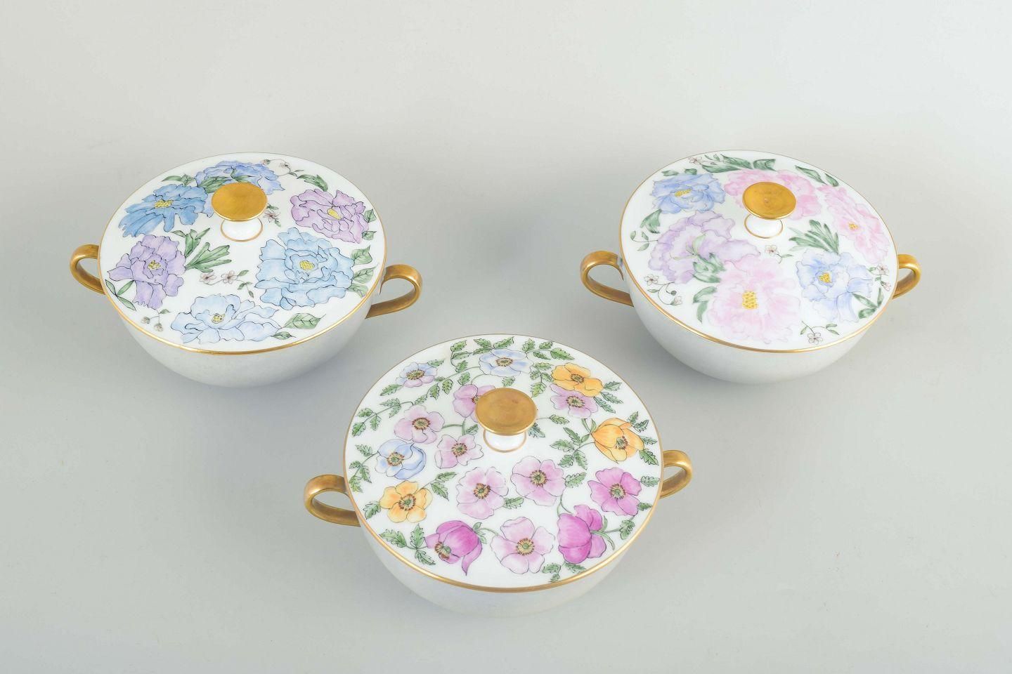 Bing & Grøndahl. 3 tasses à bouillon en porcelaine avec couvercles. Motifs floraux. photo furniture