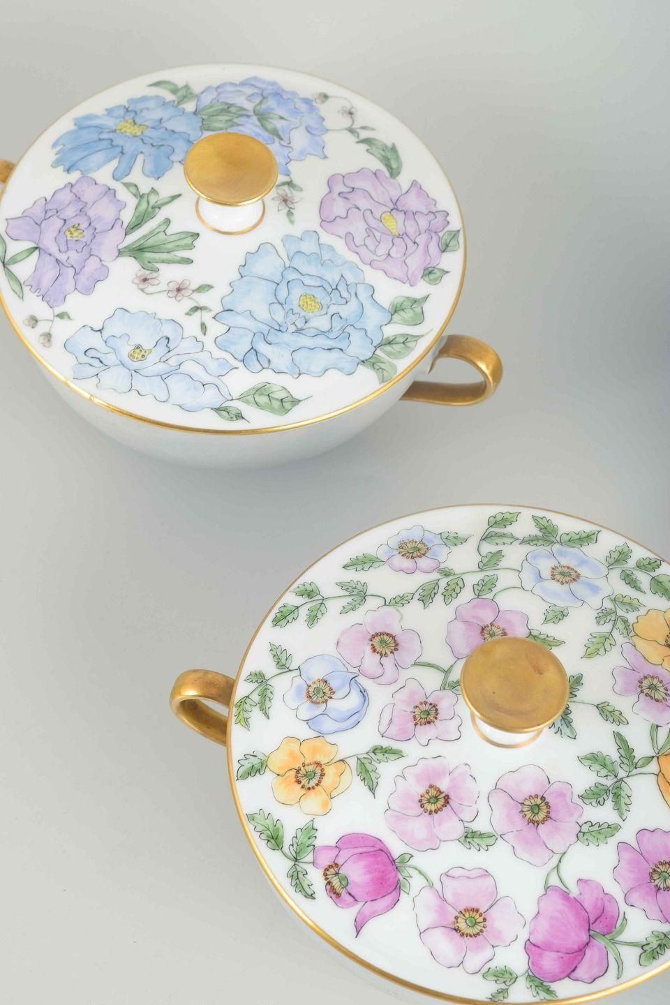 Bing & Grøndahl. 3 tasses à bouillon en porcelaine avec couvercles. Motifs floraux. photo for sale