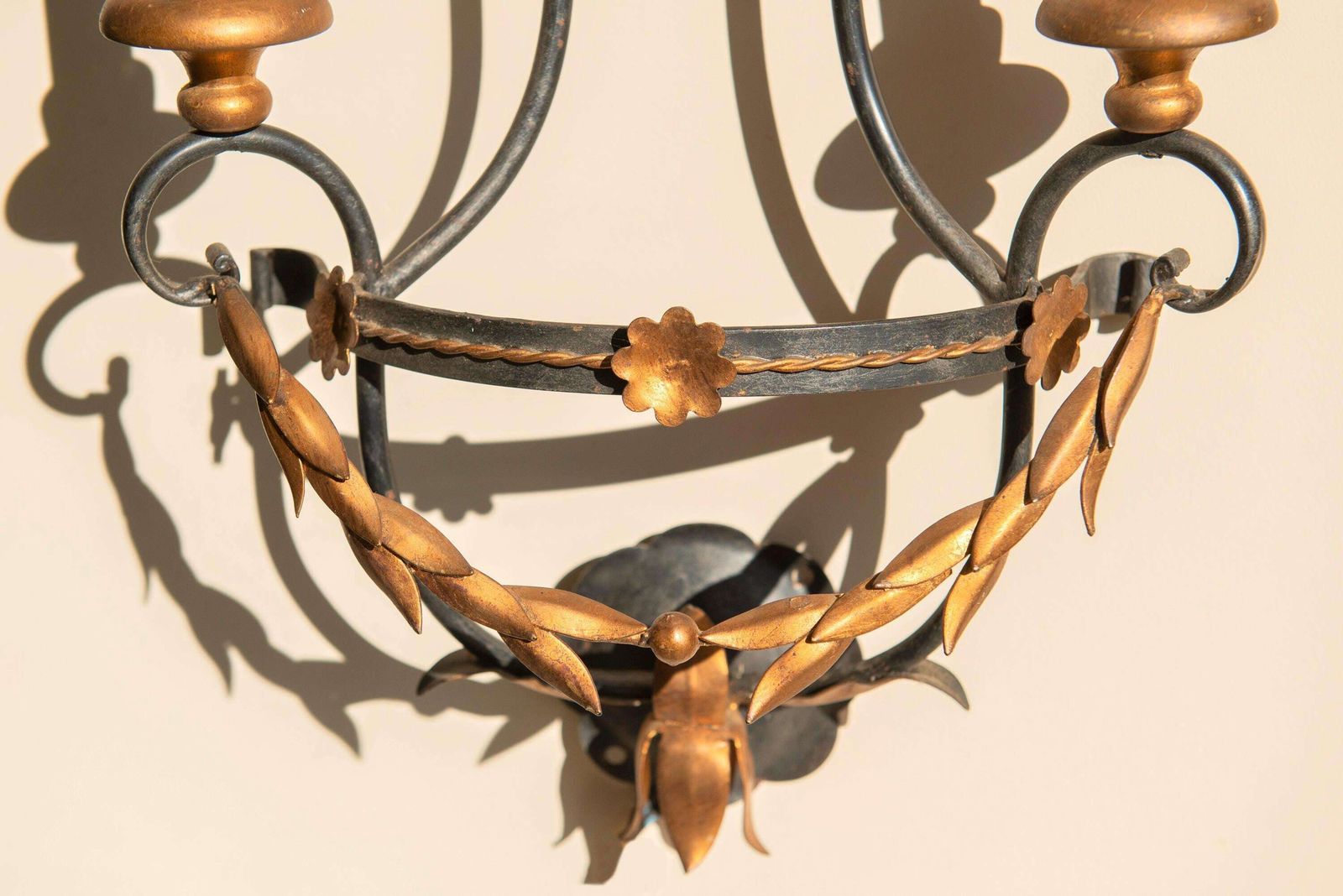 Florentijnse Wandlamp Jaren 1960 | Vintage Italiaanse Florence Verguld Hout En Tole Lamp | Hollywood Regency 2 Armige Wandlamp photo furniture