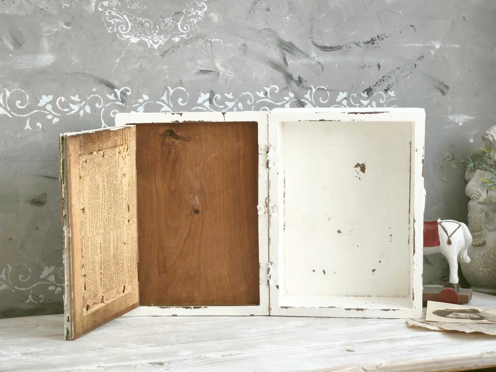 Antieke houten doos met spiegel, wit geschilderd photo for sale