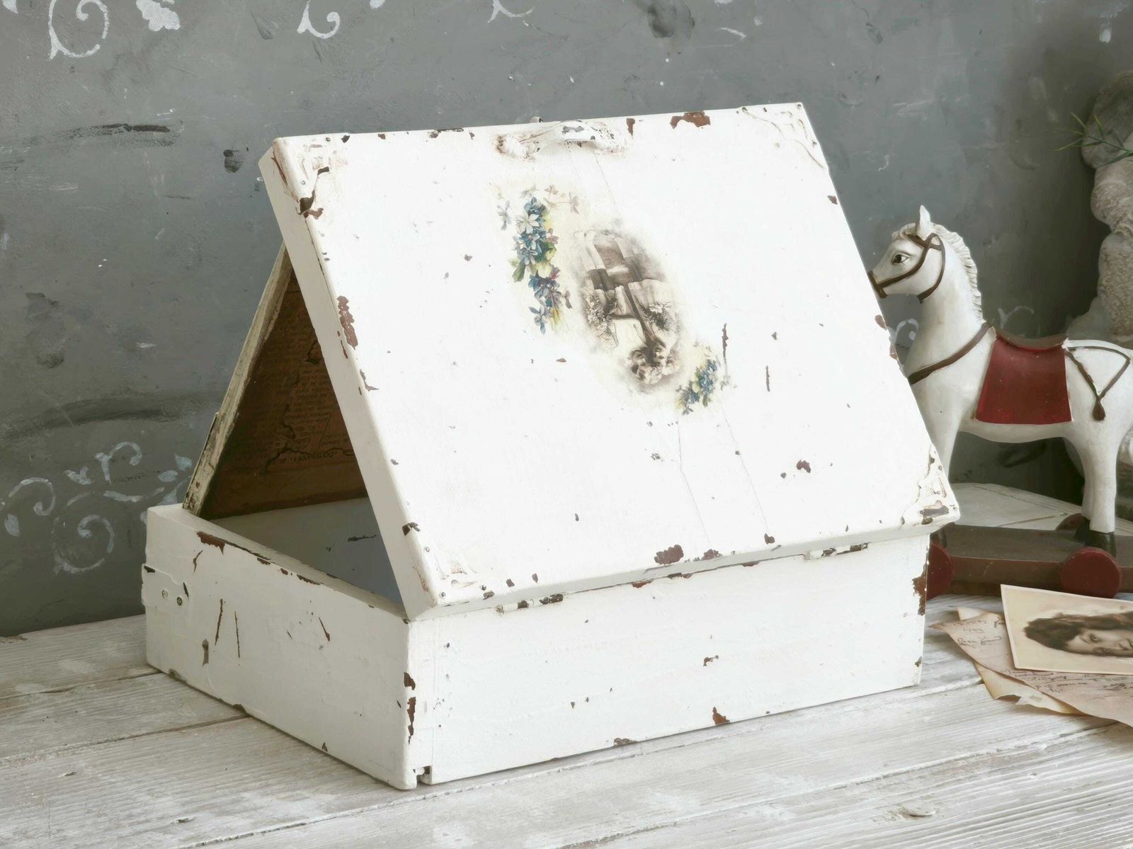 Antieke houten doos met spiegel, wit geschilderd photo 109.0