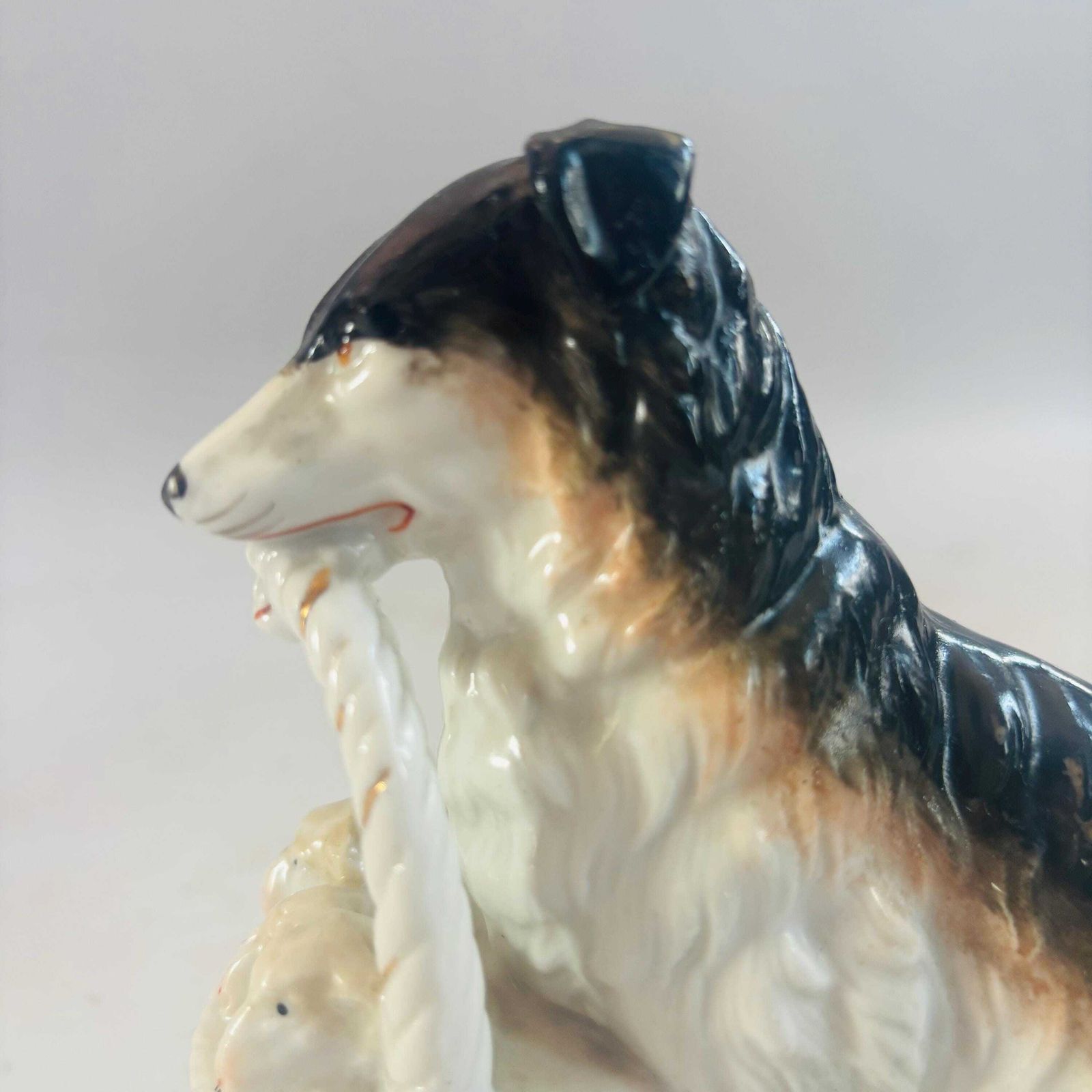 photo vintage Figurine en porcelaine de style Staffordshire, chien de berger et agneaux « Family Cares »