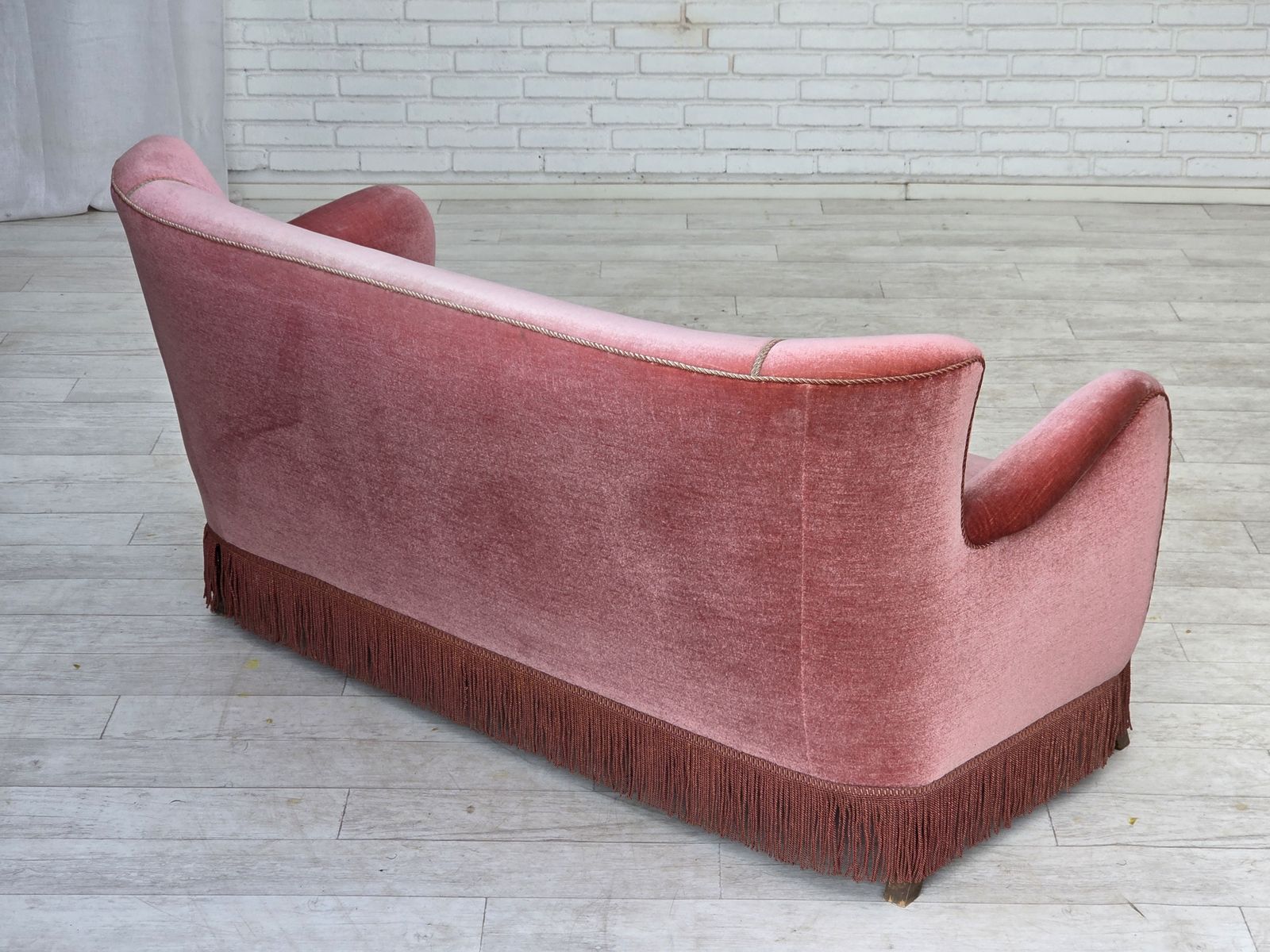 photo furniture Deens 2 Zitsbank, Jaren 1970, Zalm Roze Meubelvelours, Eikenhout.