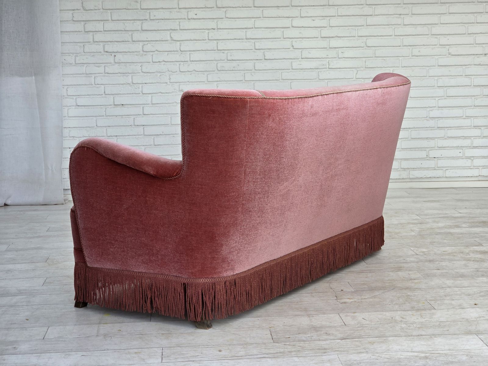 photo vinterior Deens 2 Zitsbank, Jaren 1970, Zalm Roze Meubelvelours, Eikenhout.