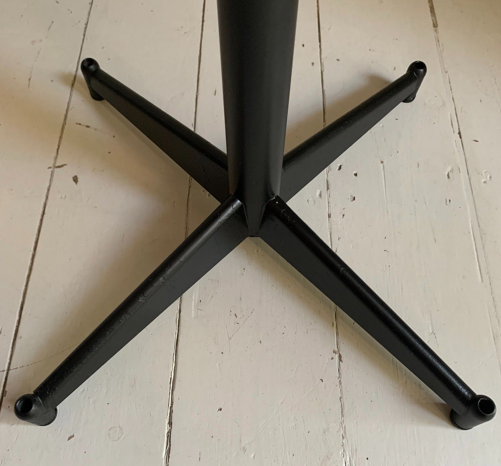 photo vintage Vintage French Industrial Adjustable Height Stool, Orange Plastic, Black Metal