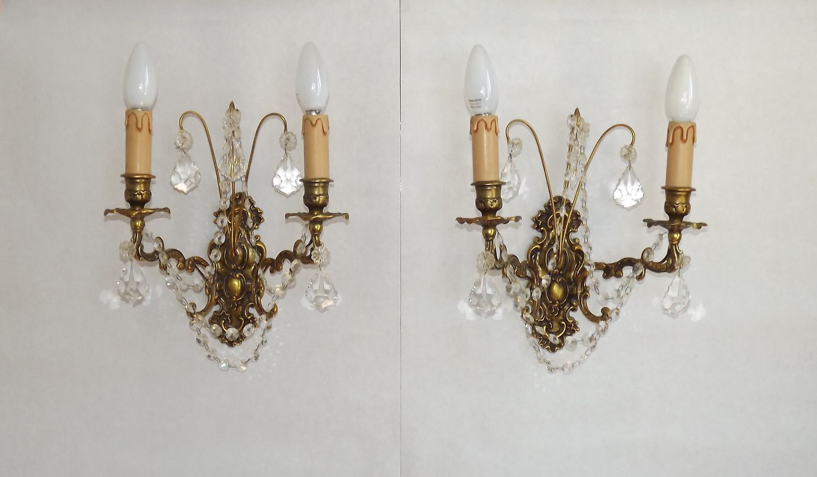 Paire d'appliques murales baroques françaises doubles en bronze et cristal, guirlandes de perles de verre