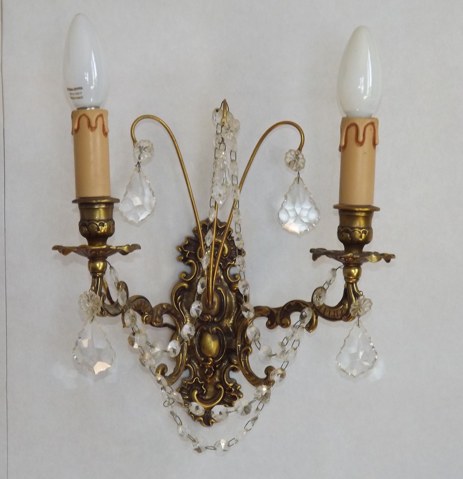 295.0 Paar Franse Barok Dubbele Bronzen Kristallen Wandlampen met Glazen Kralenslinger photo
