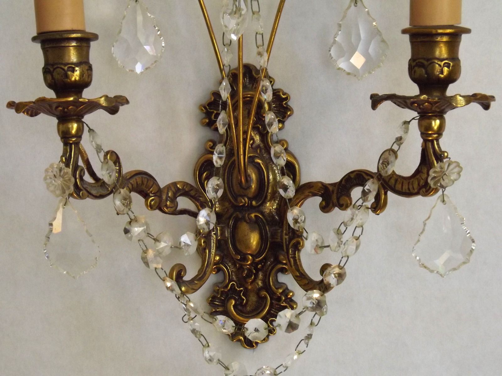 Paire d'appliques murales baroques françaises doubles en bronze et cristal, guirlandes de perles de verre photo Luminaires