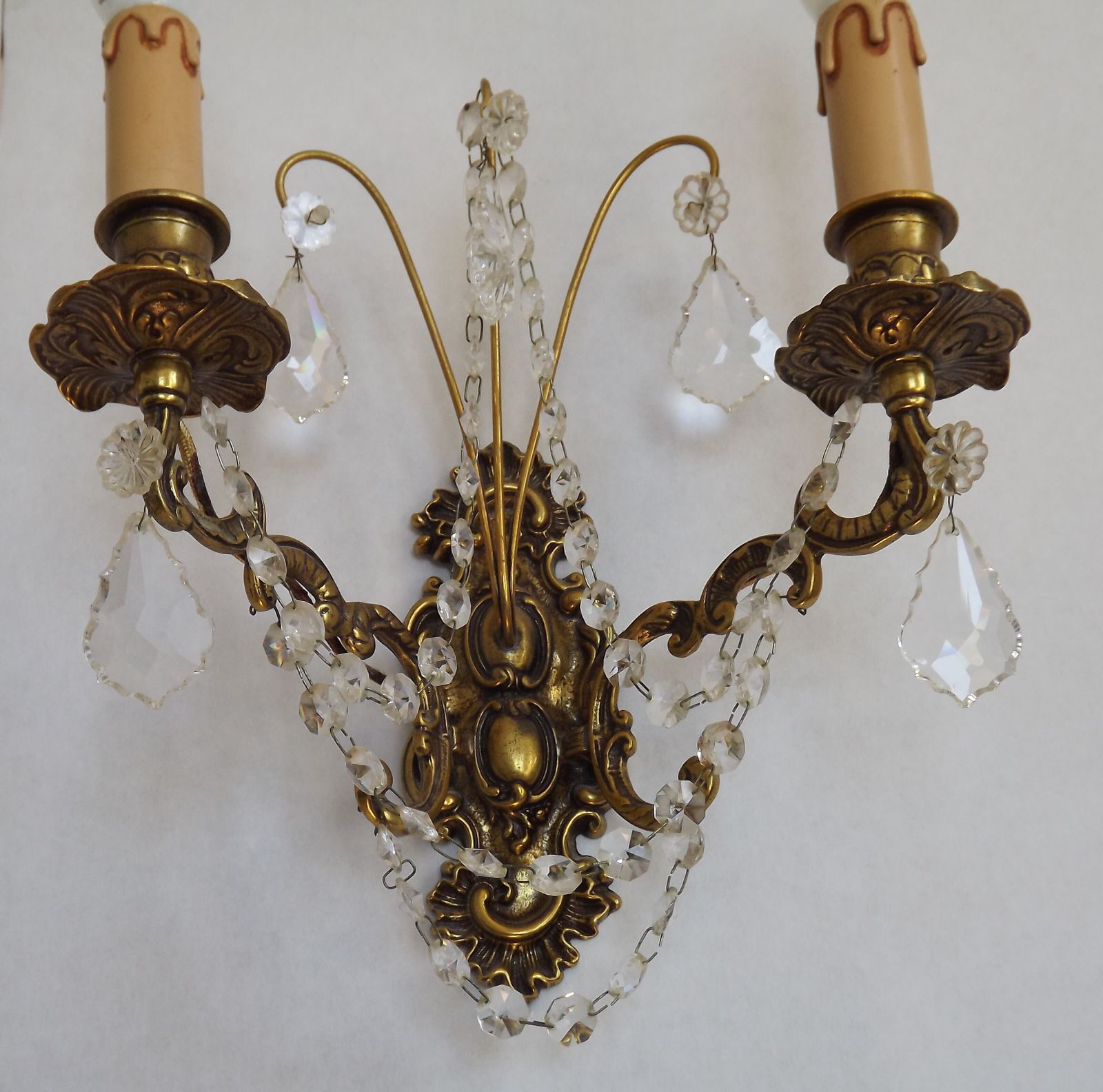 photo buy Paire d'appliques murales baroques françaises doubles en bronze et cristal, guirlandes de perles de verre