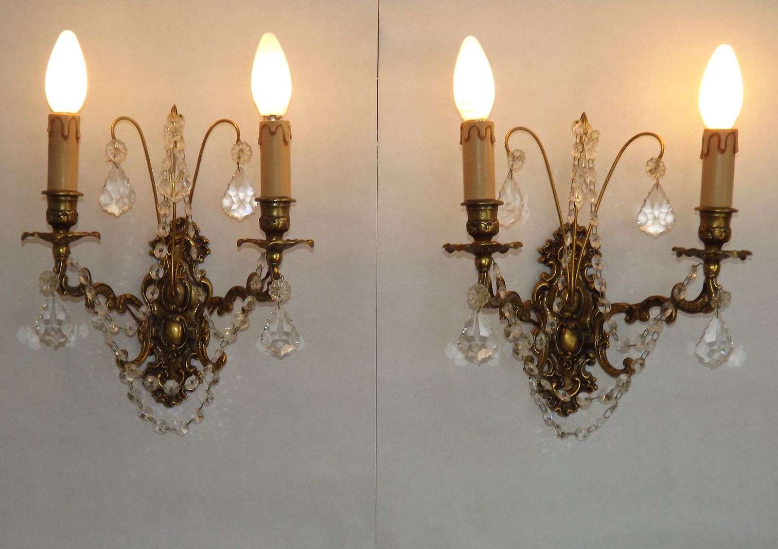 Paire d'appliques murales baroques françaises doubles en bronze et cristal, guirlandes de perles de verre photo furniture