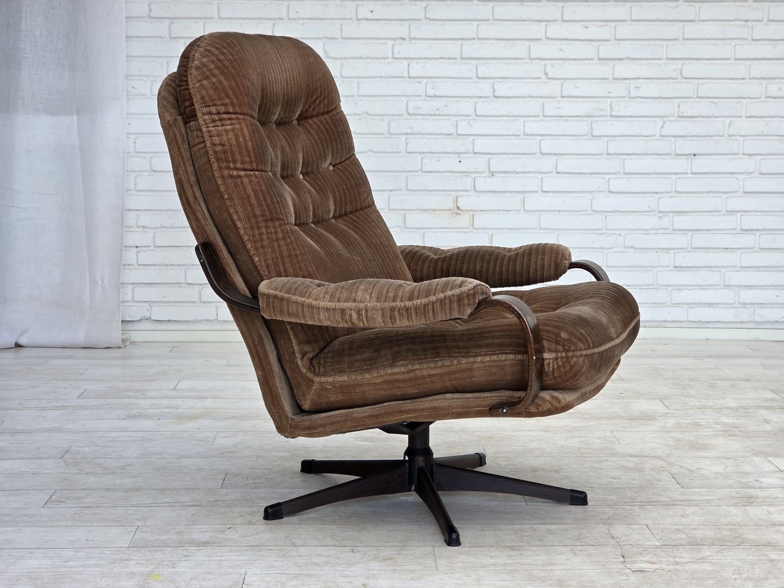 Deense Draaifauteuil, Ca. Jaren 1970, Bruin Meubelcord. photo furniture