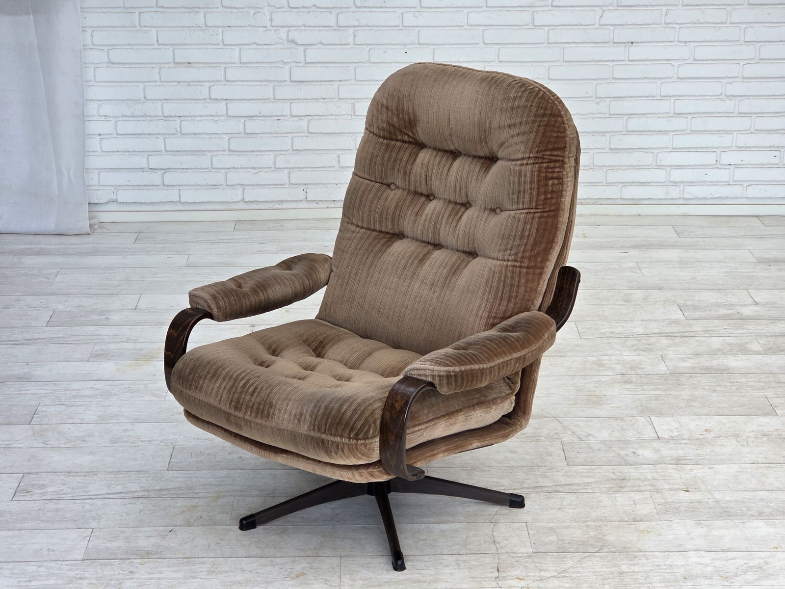photo vintage 1970s, Danish Swivel Armchair, Brown Furniture Corduroy.