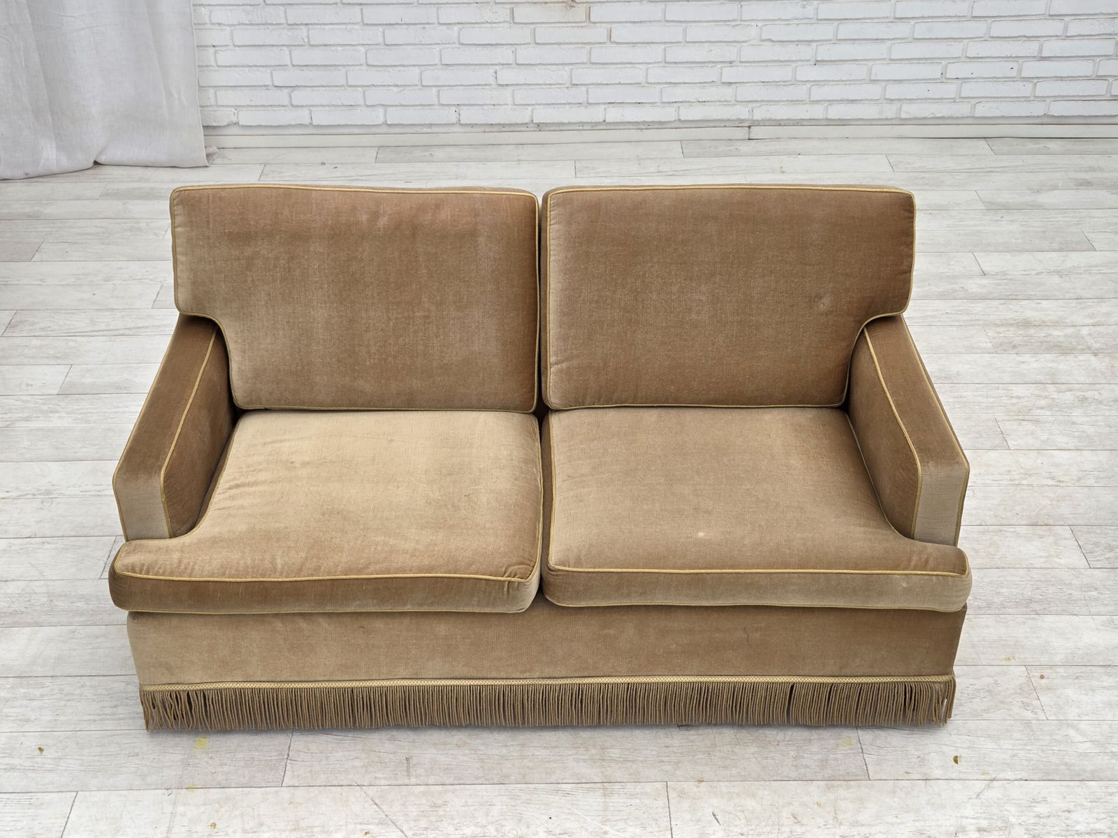 Deens 2 Zitsbank, Jaren 1970, Honinggeel Meubelvelours. photo vinterior