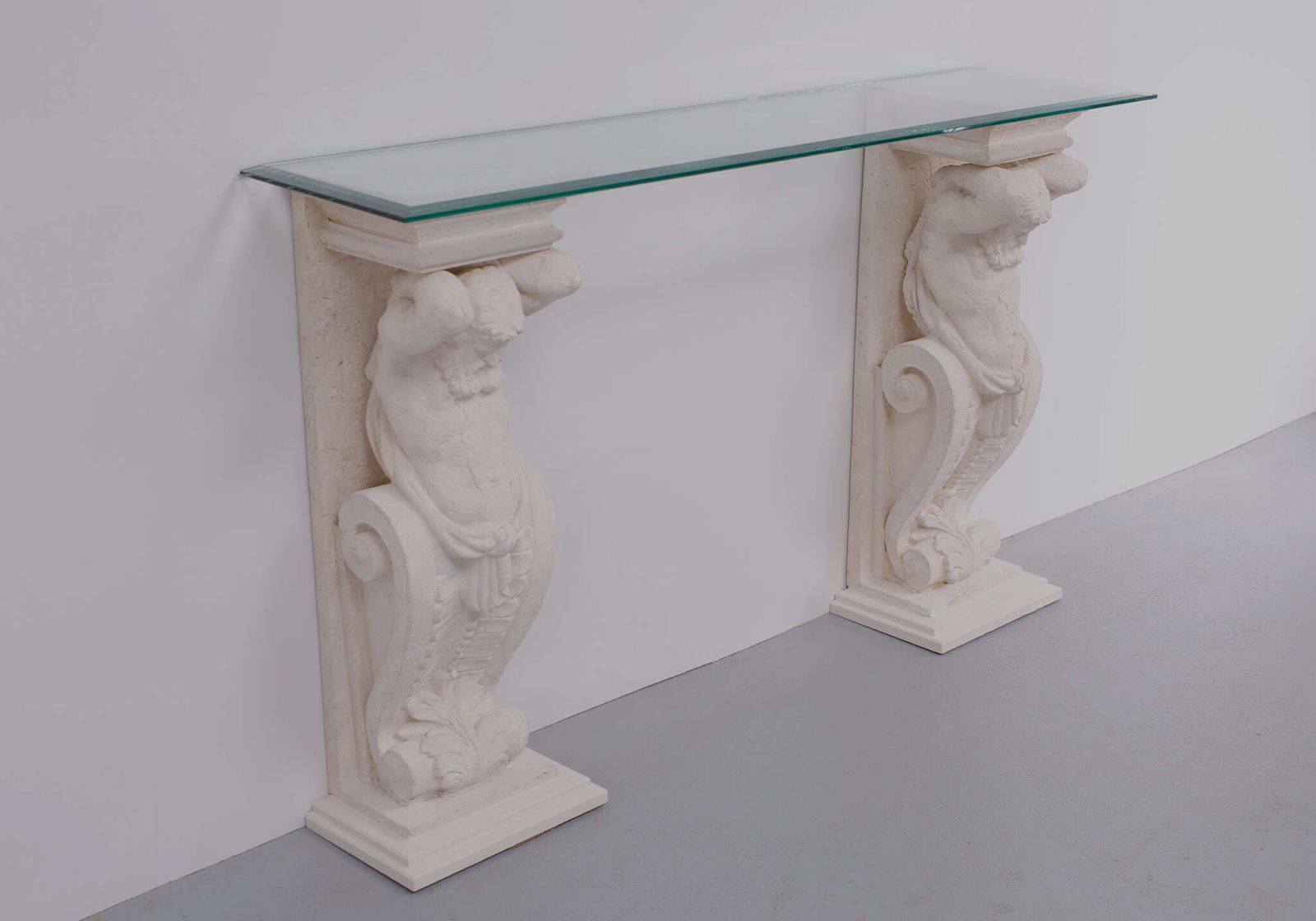 Klassieke Griekse Console Uit De Jaren 1970 Met Gegoten Steen En Glazen Blad photo 693.0