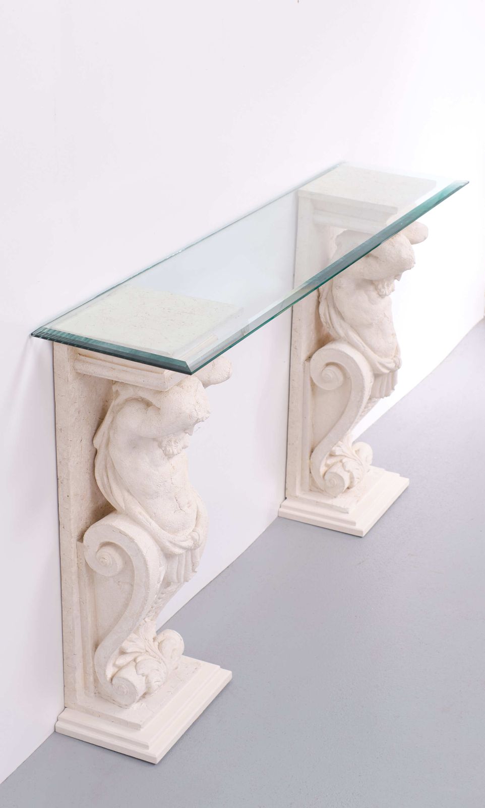 Klassieke Griekse Console Uit De Jaren 1970 Met Gegoten Steen En Glazen Blad photo vinterior