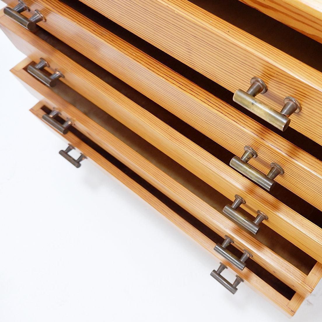 Furniture Vintage 5 Drawer Chest Of Drawers With Brass Handles photo