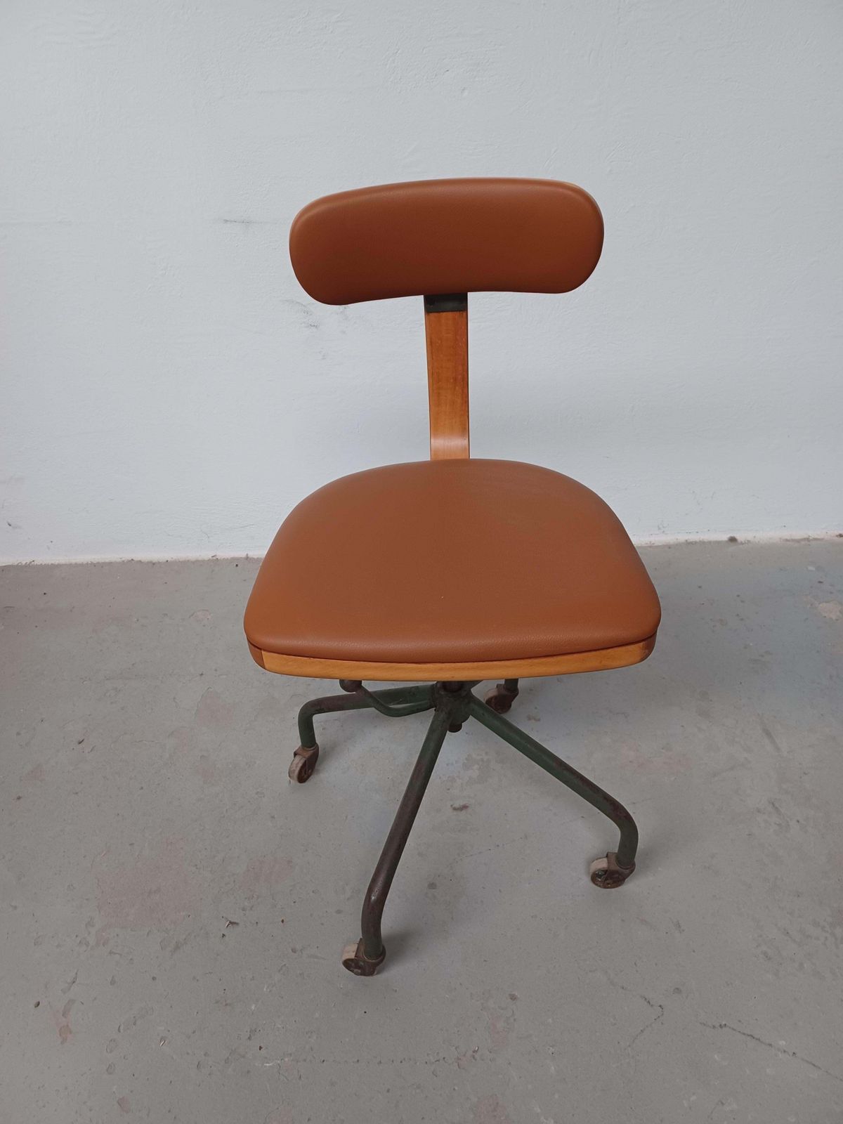 Fritz Hansen bureaustoel / werkplaatsstoel ca. jaren 1940, nagezien en opgeknapt, opnieuw bekleed met leer photo furniture