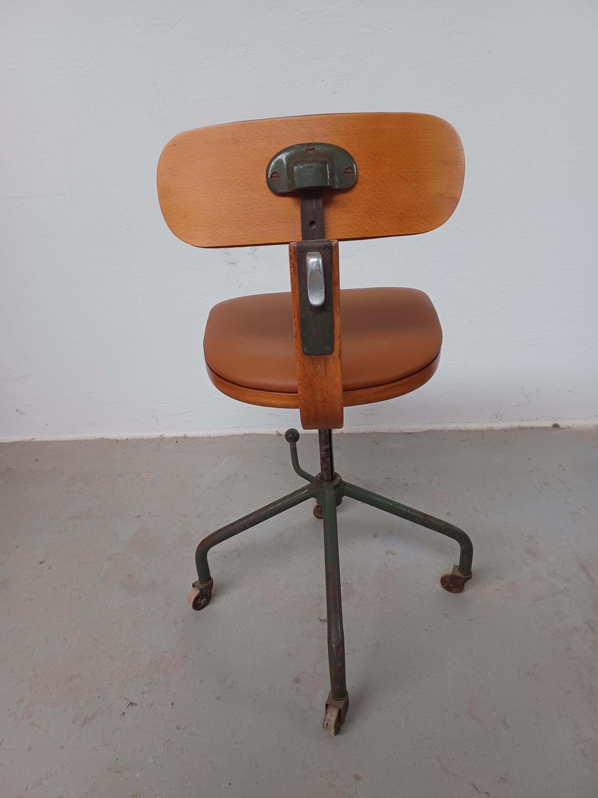 Chaise de bureau / atelier Fritz Hansen restaurée, retapissée en cuir, années 1940 photo vinterior