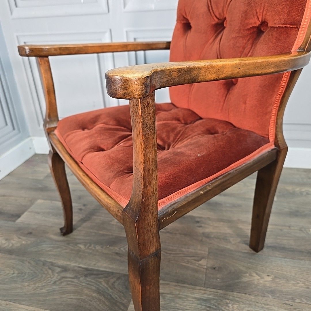 photo furniture Vintage Armchair – Solid Wood – Velvet Buttoned Back Chair Seat Antique Style