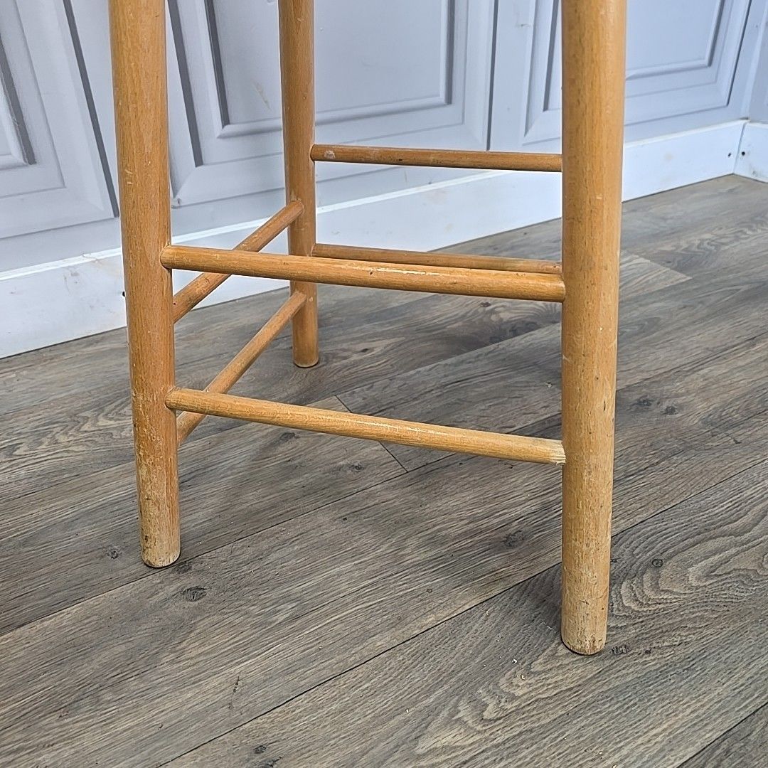 photo vinterior Vintage Rustic Saddle Stools – Pair Of Wooden Bar / Kitchen Seats Solid Elm