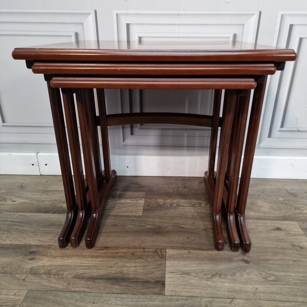 photo buy Vintage Mahogany Veneer Tables Nest Of 3 – Square Tops – Retro Side Lamp Tables