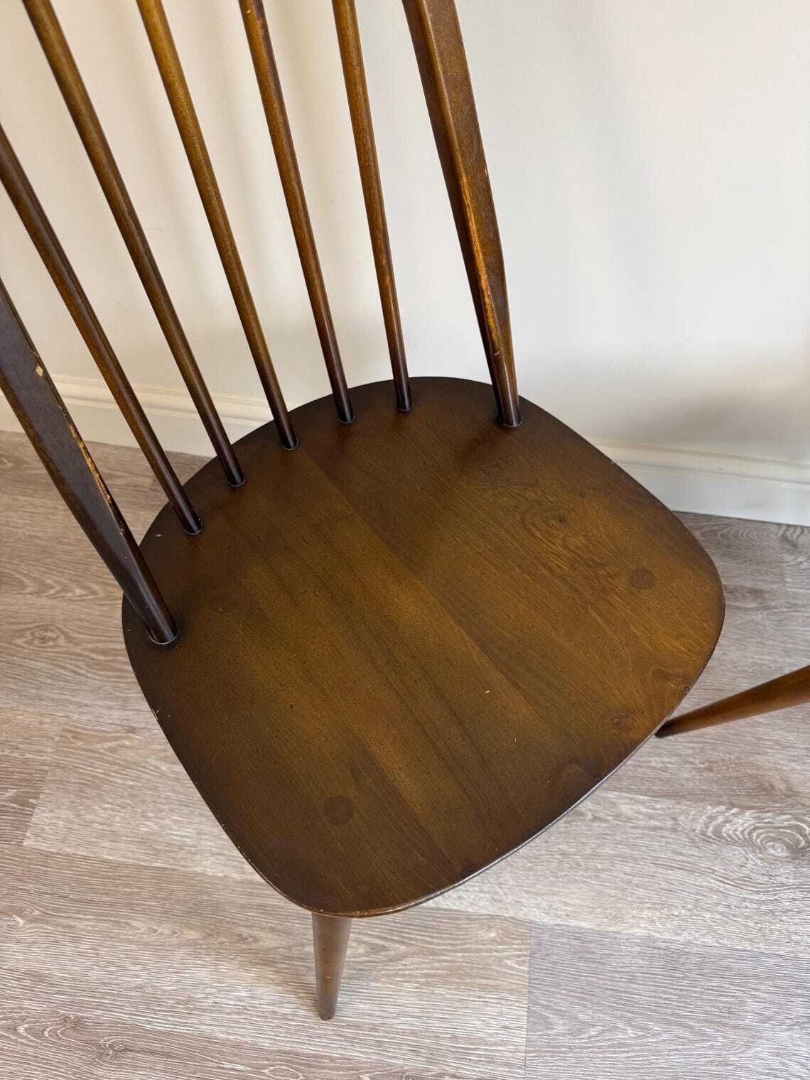 photo vintage Set Of Four Ercol Windsor Quaker Dining Chairs Golden Dawn Finish Stick Back Solid Wood Chairs
