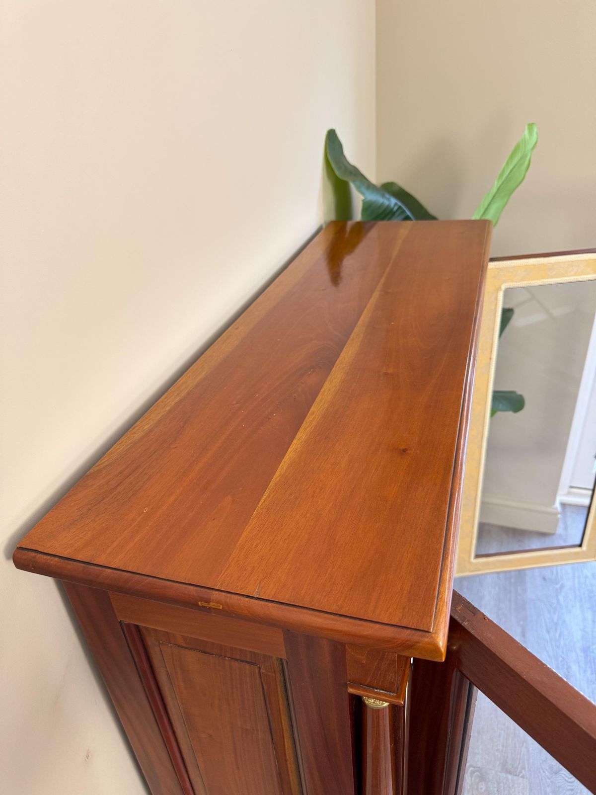 photo furniture Large Vintage Wooden Glass Drinks Display Trophy Cabinet With Key Lockable