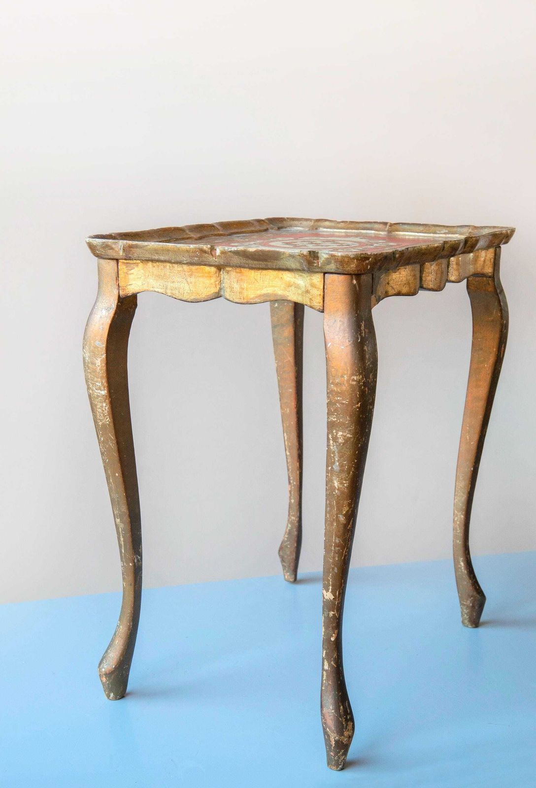 photo furniture Florentijns Verguld Bijzettafeltje — Vintage Italiaans Siertafeltje Met Geschulpte Rand, Handgeschilderd, Jaren 1960